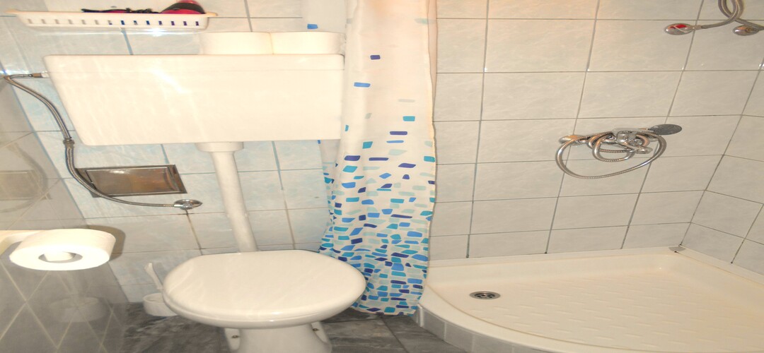 bathroom with bathtub in a family apartment in Slatine